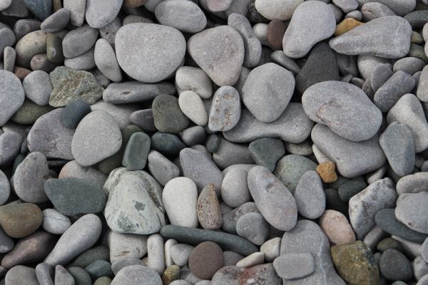 Zwerfkeien als robuust detail voor tuin en buitenruimte